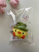 Мягкая игрушка брелок Утка в шляпке лягушки мини 10 см (вязанная)