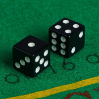 Кубик игровой черный 1.6*1.6 см 2шт 5373675